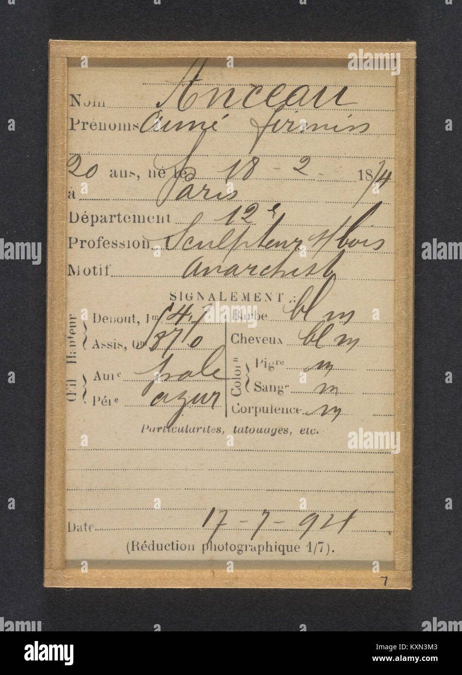 Fotografia dello scultore in legno Aimé-Firmin Anceau, nato nel 1874 a Parigi, un artigiano francese associato a movimenti anarchici, documentata dalla collezione MET. Foto Stock