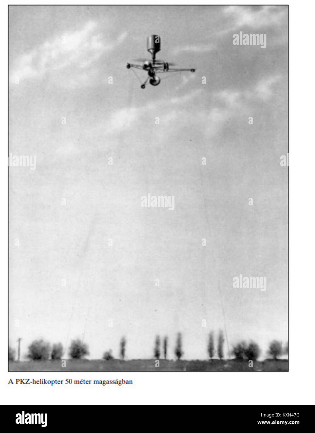 Un elicottero PKZ che vola a 50 metri dimostra le capacità tecnologiche dell'aviazione moderna, della meccanica dei rotori e delle manovre aeree. Foto Stock