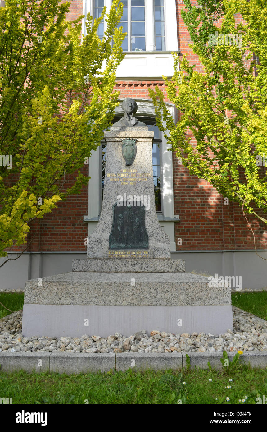 Il monumento Freiherr von Schatz-Schule a Bad Camberg, Germania, commemora l'istituto educativo regionale e ne sottolinea l'importanza storica e culturale. Foto Stock