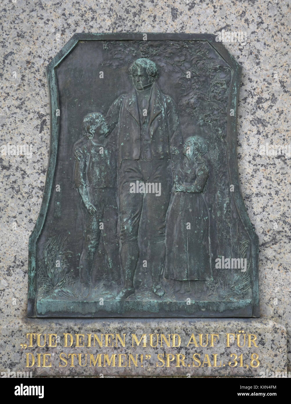 Questa immagine mostra il monumento e la targa della scuola Freiherr von Schütz di Bad Camberg, Germania, evidenziando la commemorazione storica. Foto Stock