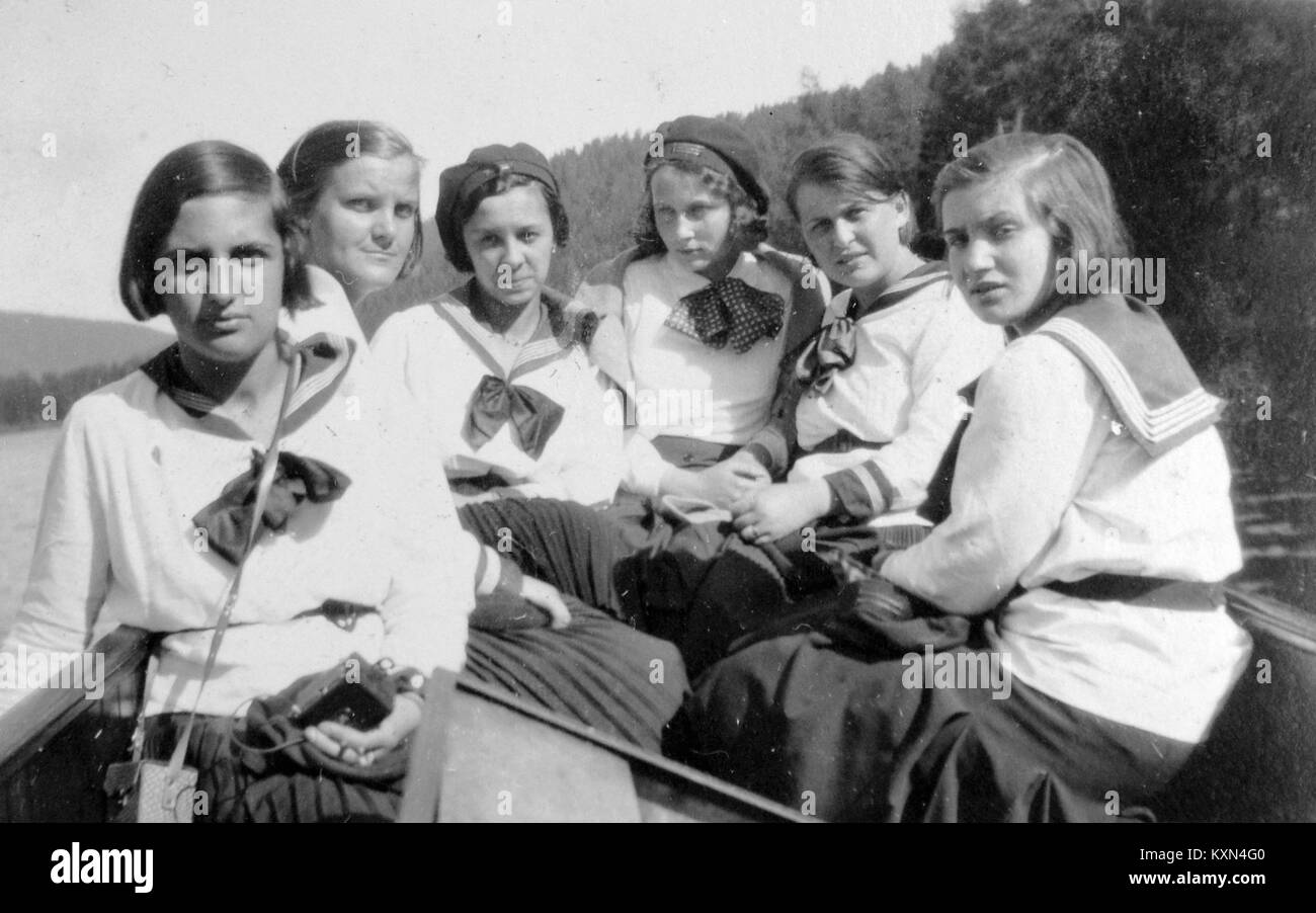 Vengono mostrati gli studenti dell'Istituto delle Suore San Giuseppe, intitolato al Divino Salvatore, che illustrano pratiche educative, istruzione religiosa e storia istituzionale. Foto Stock