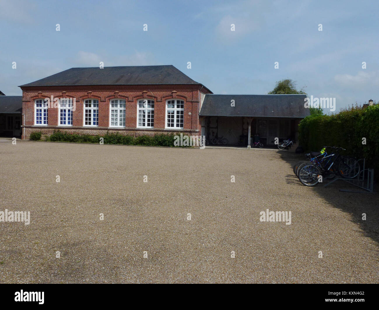 La scuola di Berthouville, Eure, in Francia, funge da struttura educativa nella regione, riflettendo l'architettura locale e le funzioni della comunità. Foto Stock