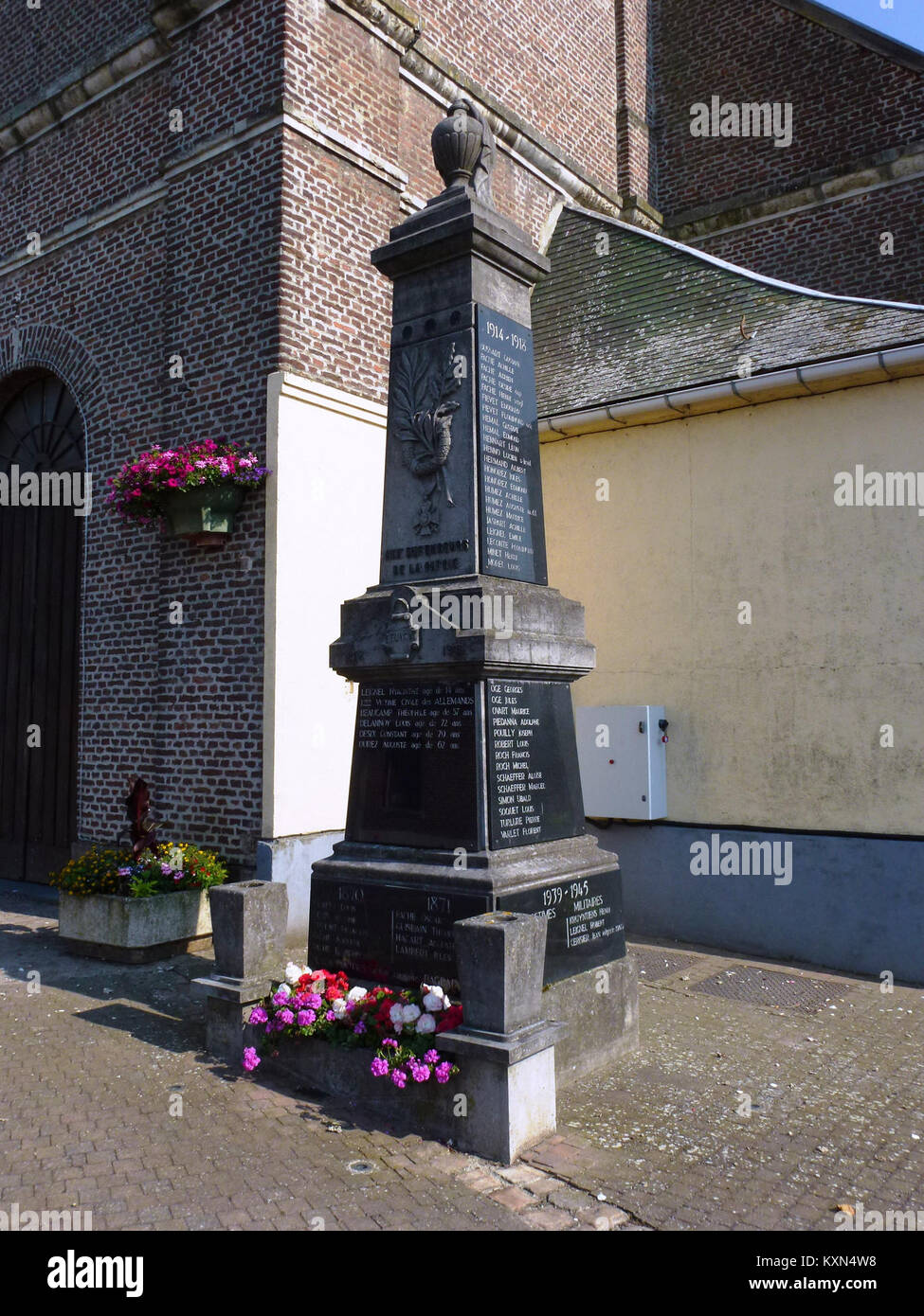 Questo monumento a Beuvry-la-Forêt, situato nel dipartimento Nord della Francia, commemora coloro che morirono nelle guerre. È un luogo di commemorazione per i soldati caduti della comunità. Foto Stock
