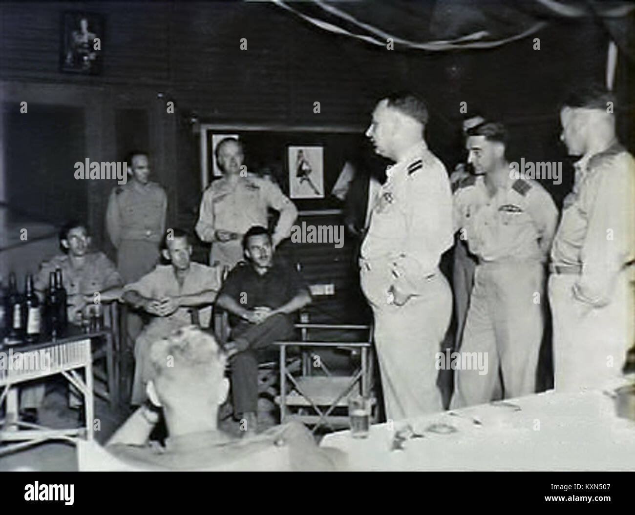 Una fotografia del settembre 1945 che mostra il vice-maresciallo dell'aria Charlesworth e il capitano del gruppo Headlam presso la No. 1 Medical Receiving Station a Darwin, Northern Territory, Australia. Foto Stock
