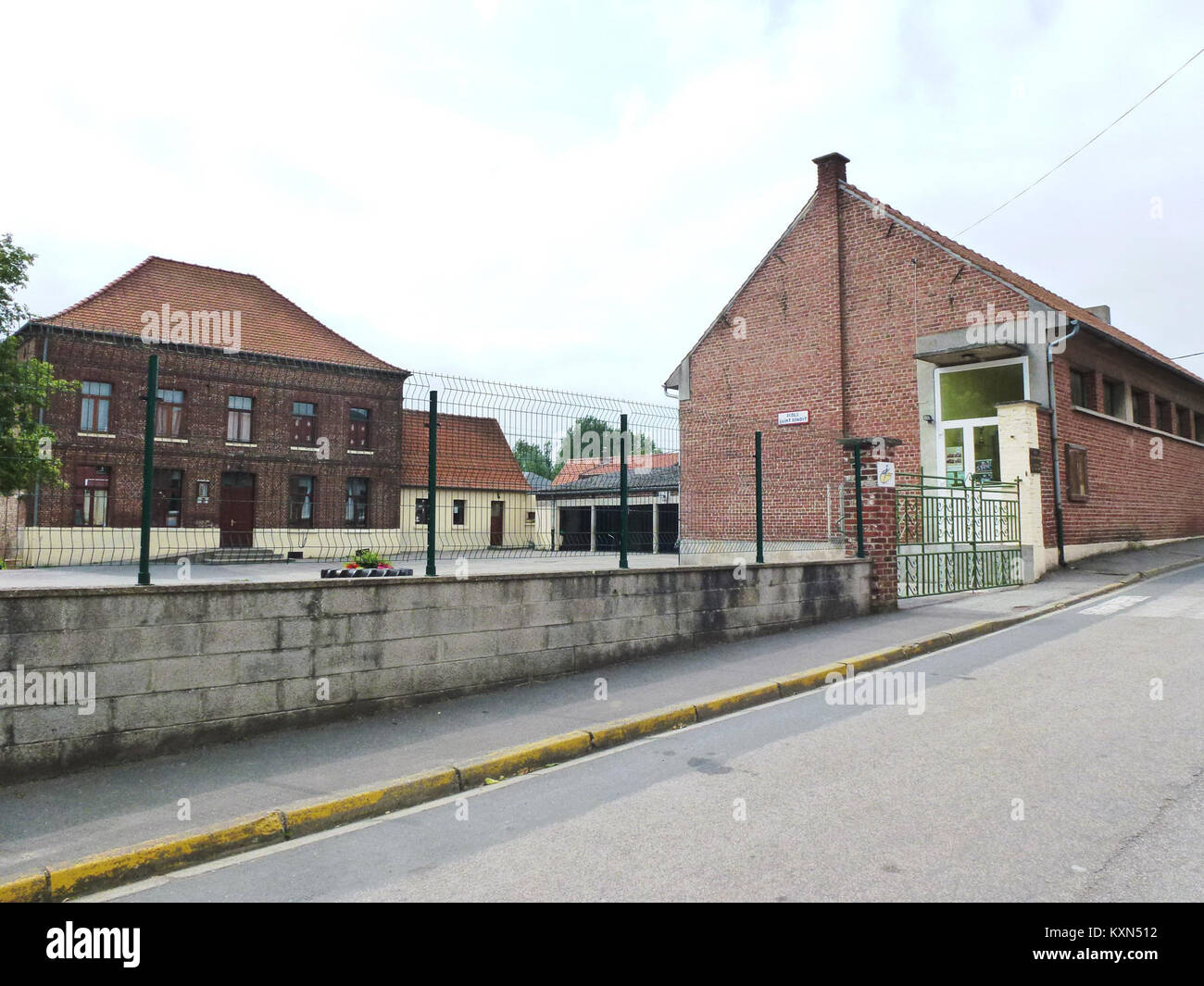 L'École Saint Benoît di Amettes, Pas-de-Calais, in Francia, è raffigurata mostrando la sua architettura e il suo significato nell'educazione regionale e nella storia della comunità. Foto Stock