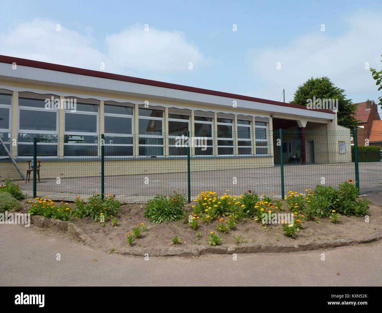 Fotografia dell'edificio scolastico di Aumerval, Pas-de-Calais, Francia, che mostra l'architettura educativa e l'ambiente locale. Foto Stock