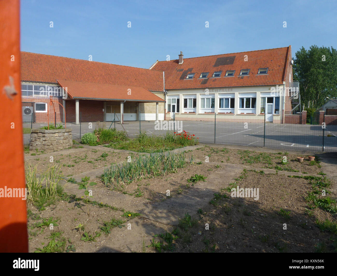 Blessy, a Pas-de-Calais, in Francia, presenta un edificio scolastico che serve funzioni educative per la comunità locale, mettendo in risalto l'architettura regionale. Foto Stock