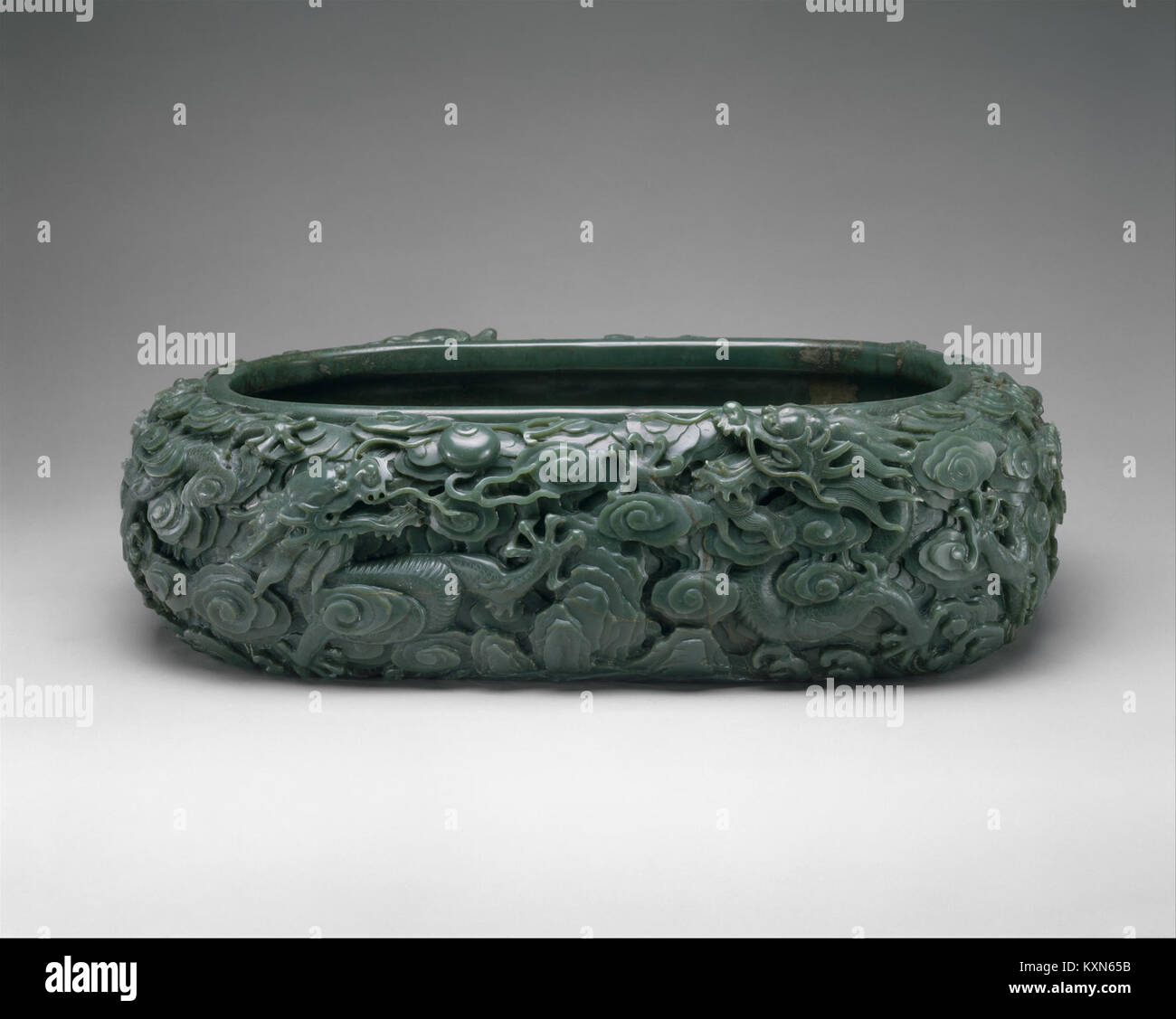 Bacino di giada cinese del periodo Qianlong, caratterizzato da motivi di nuvole e draghi, che mettono in risalto l'artigianato e l'arte decorativa storica. Foto Stock