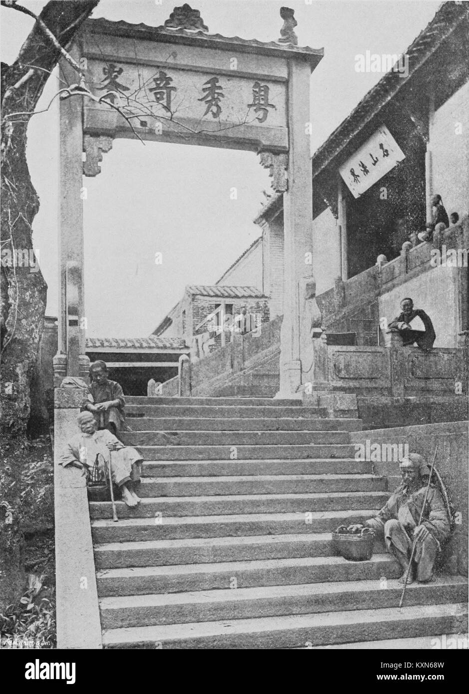 Vista dell'avvicinamento a un tempio buddista a Macao, che mette in evidenza caratteristiche architettoniche, design dell'ingresso e ambiente circostante. Foto Stock