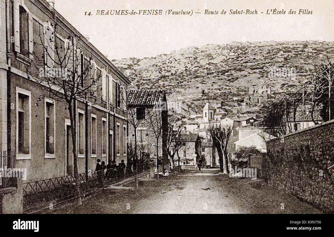 Un'immagine storica dell'École des Filles di Beaumes, in Francia, che rappresenta le istituzioni educative del XIX e dell'inizio del XX secolo, mettendo in risalto l'architettura scolastica e la storia educativa regionale. Foto Stock