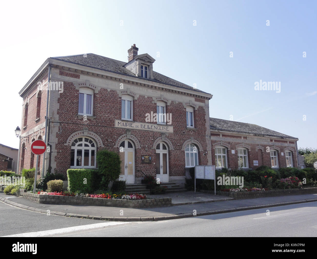 Bellenglise, città di Aisne, Francia, mostra la mairie e la scuola, mettendo in evidenza l'architettura e le istituzioni comunitarie dei primi anni del XX secolo. Foto Stock
