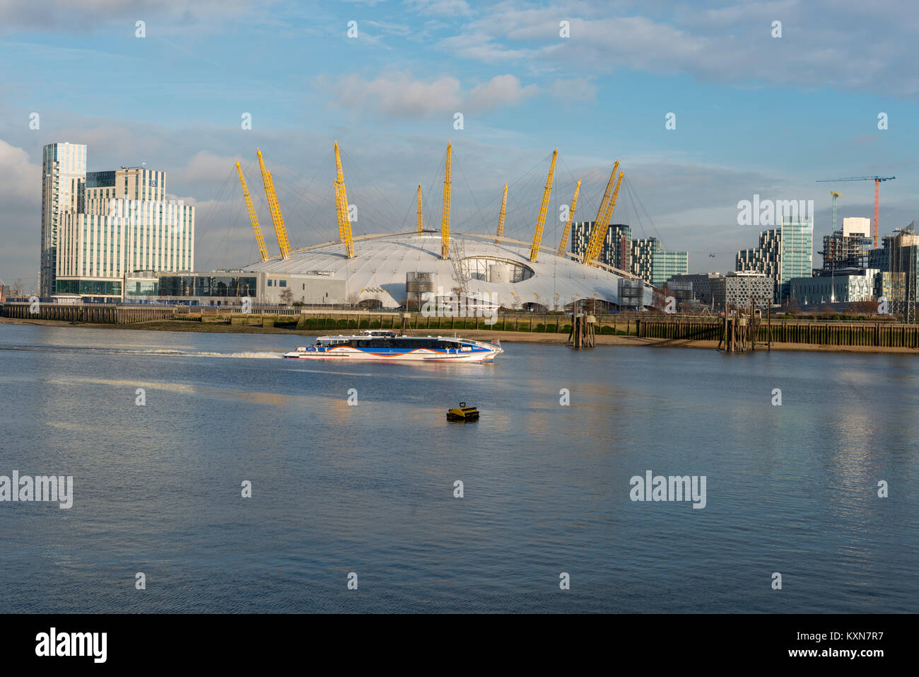 River bus e l'O2 Arena di Londra da oltre il Tamigi Foto Stock