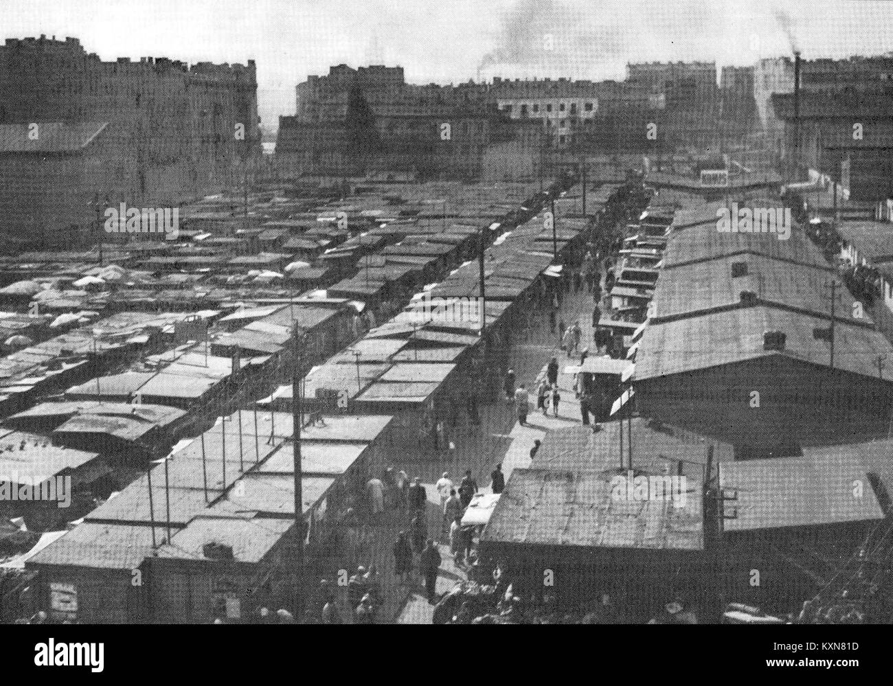 Il Bazaar Rzycki di Varsavia, fotografato nel 1967, mostra la vivace atmosfera del mercato e la vivace vita urbana di Varsavia durante la metà del XX secolo. Foto Stock