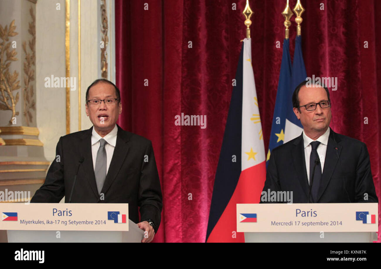 Il presidente filippino Benigno Aquino III e il presidente francese Francois Hollande partecipano a una conferenza stampa congiunta al Palazzo dell'Eliseo a Parigi il 19 luglio 2014. Foto Stock