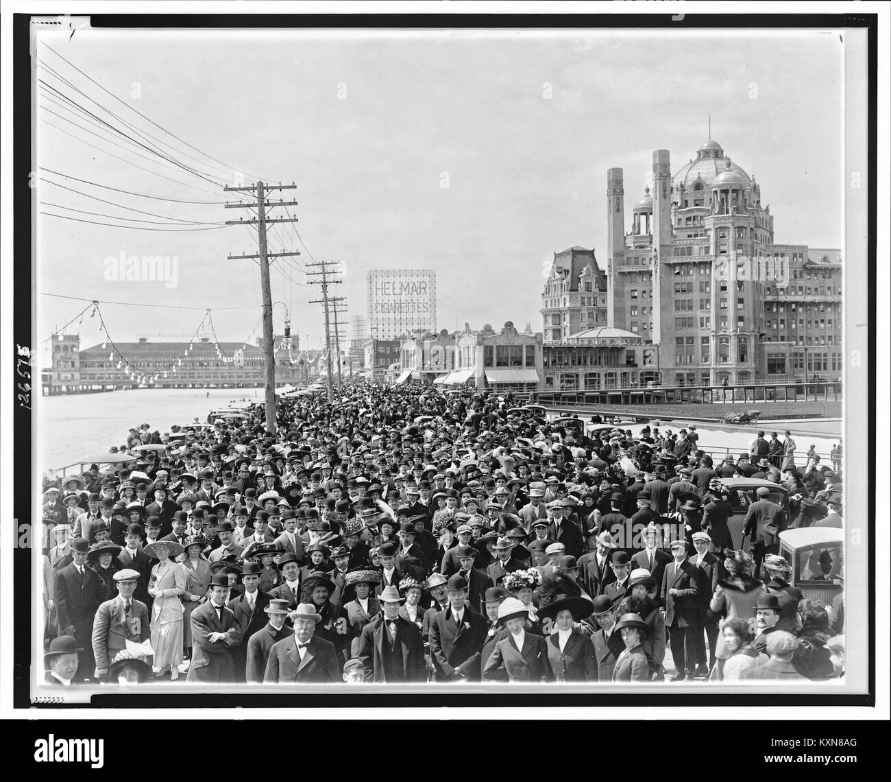 La fotografia raffigura turisti e visitatori sull'Atlantic City Boardwalk nel 1911, mostrando il Blenheim Hotel, le attività ricreative e il turismo degli inizi del XX secolo negli Stati Uniti. Foto Stock