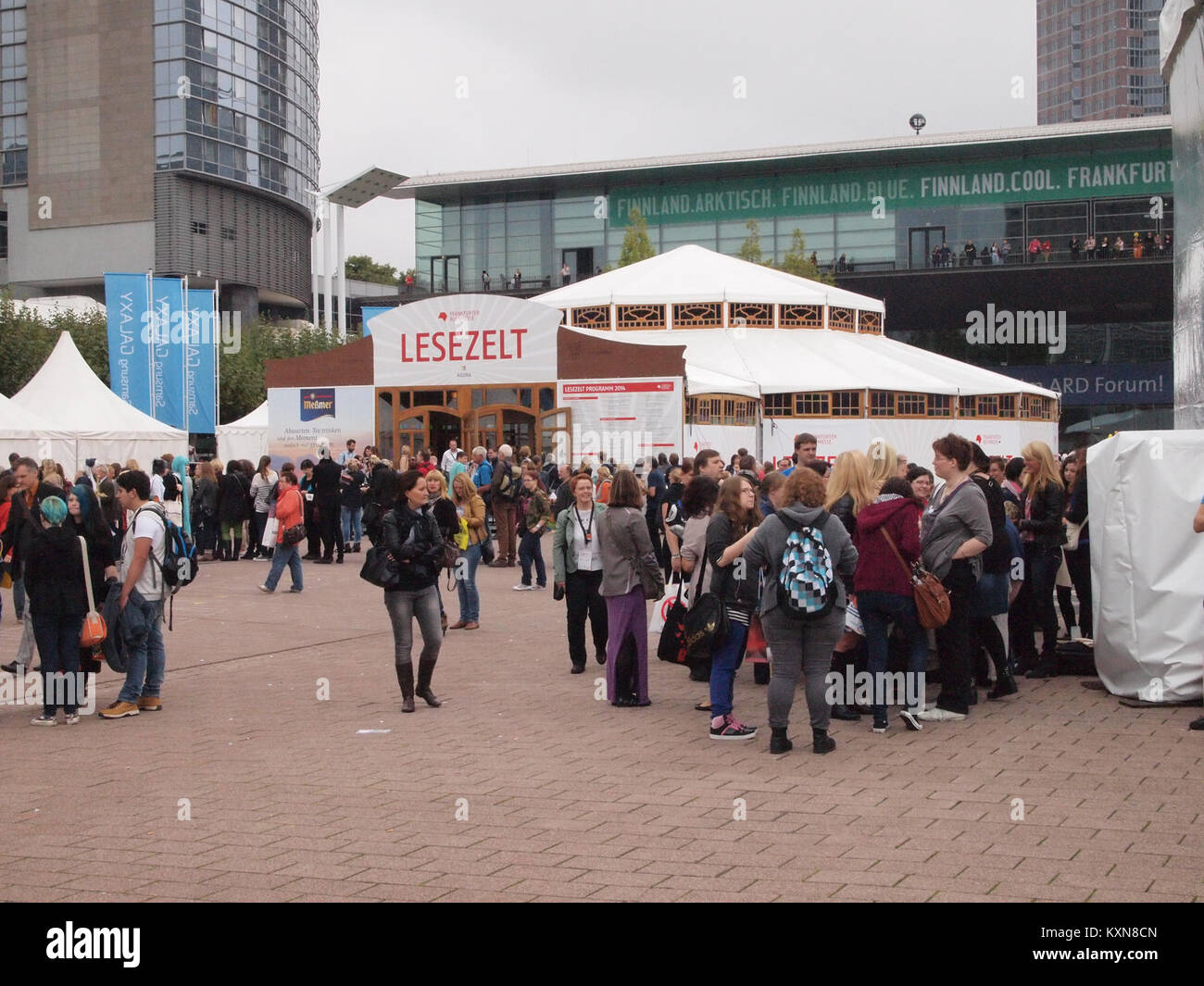 La Fiera del libro di Francoforte del 2014, o Buchmesse, offre una vista esterna che mostra l'atmosfera dell'evento, attirando amanti del libro, editori e professionisti da tutto il mondo. Foto Stock