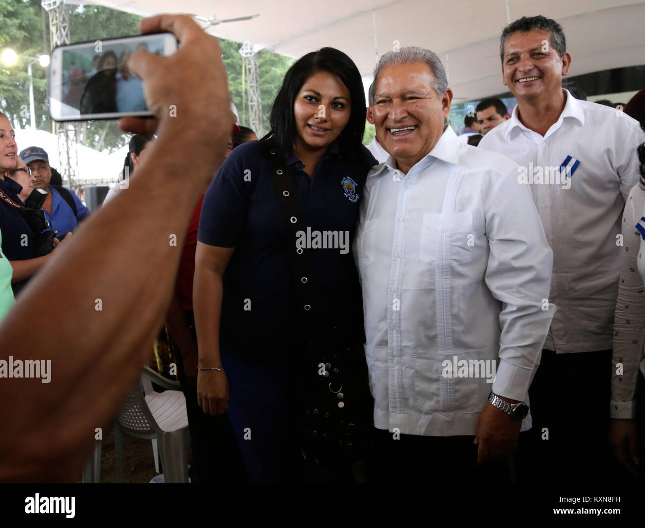 Fotografia che mostra l'inaugurazione dell'Ufficio presidenziale per l'occupazione giovanile a Soyapango, El Salvador, che mette in evidenza la formazione professionale e le iniziative di lavoro. Foto Stock