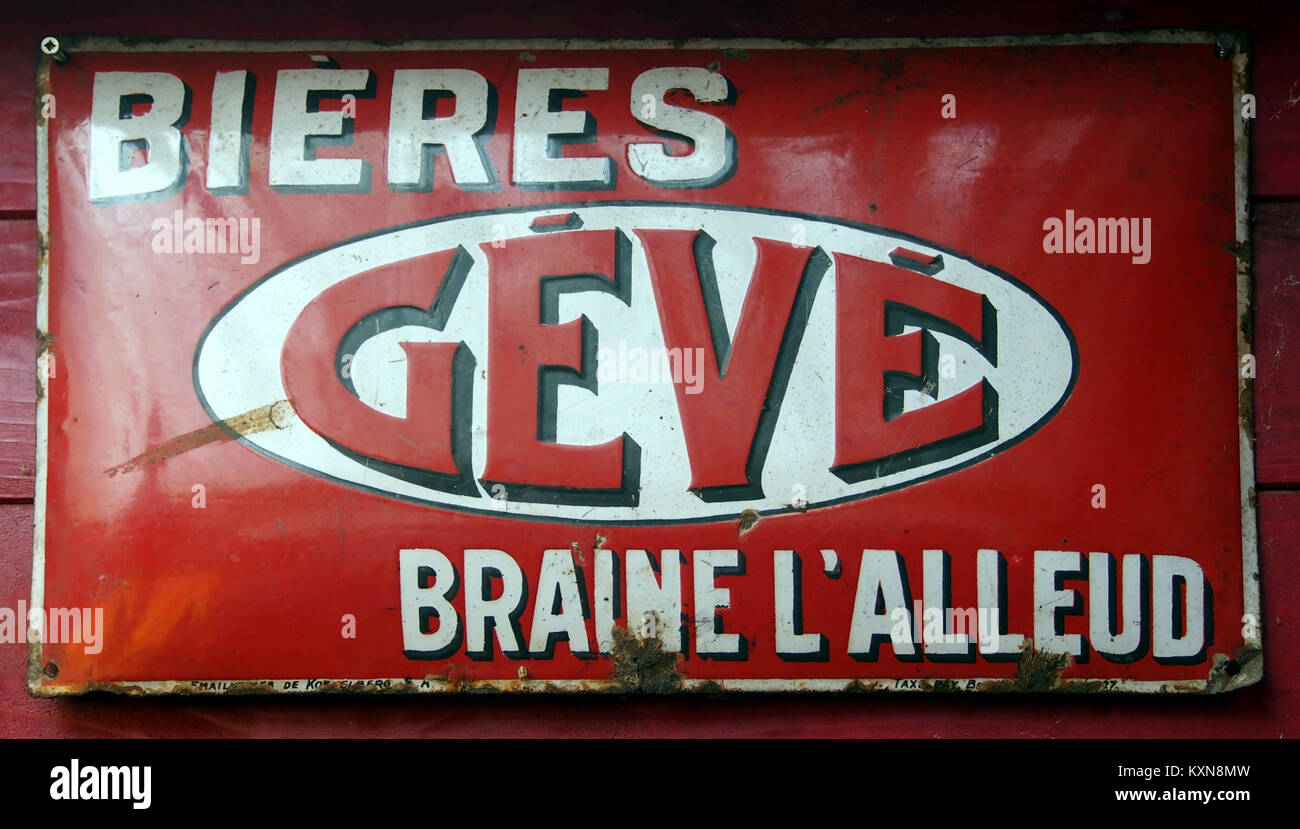 La pubblicità in smalto per Bières G.V. mostra le tecniche di branding e marketing dei primi anni del XX secolo, riflettendo la cultura commerciale e promozionale francese. Foto Stock