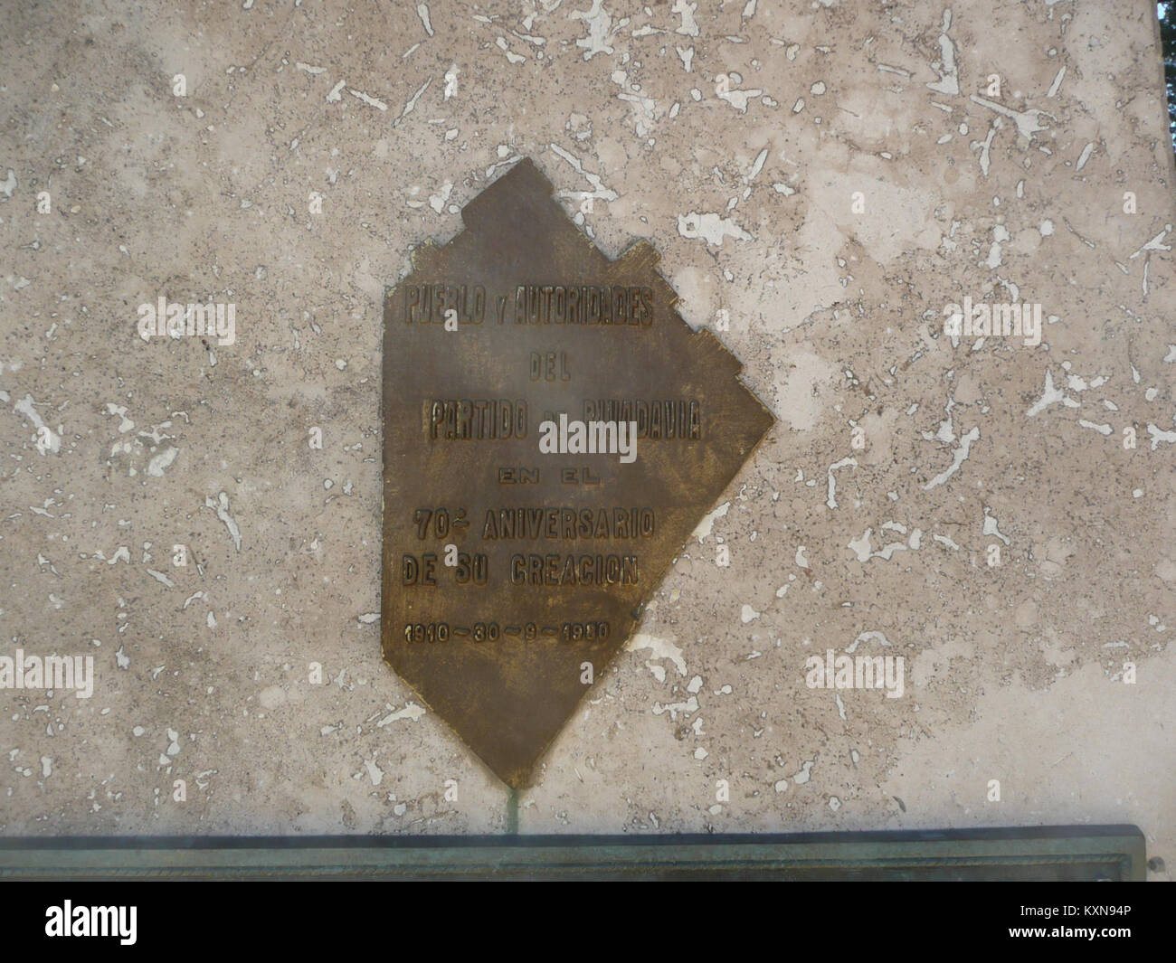 La piazza centrale di América, Argentina, ospita il monumento Rivadavia in onore di Bernardino Rivadavia, il primo presidente della nazione, che mette in evidenza l'architettura civica e il significato storico. Foto Stock