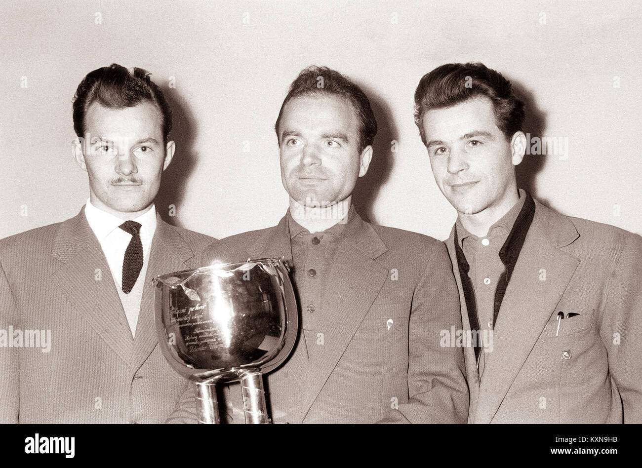 Questa immagine mostra Edo Vrečko, Ciril Verčič e Valter Horvat che celebrano la loro vittoria come campioni di squadra nel 1962, mettendo in evidenza l'evento e gli atleti. Foto Stock