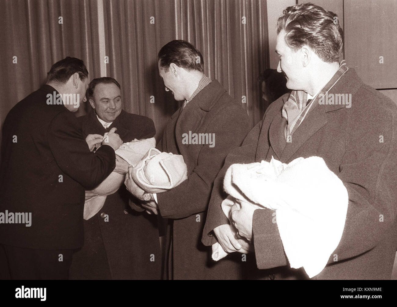 Una fotografia del 1962 documenta un incidente d'avvelenamento che coinvolge triplette nella nuova sala per matrimoni a Rotovza, illustrando un evento storico locale notevole. Foto Stock