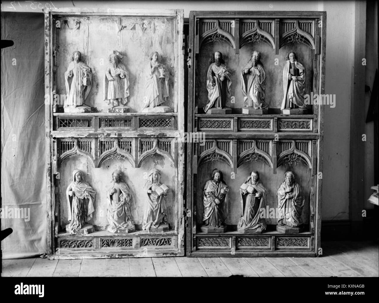 La chiesa di Bollnäs, situata a Bollnäs, in Svezia, fu costruita nel XIV e XV secolo. Presenta sculture medievali in legno e una torre prominente. Foto Stock