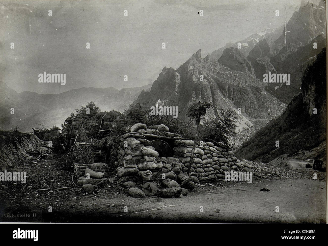 Fotografia di un mortaio italiano di 28 cm, con canna e munizioni, trovato a Borcolopass, che rappresenta l'equipaggiamento militare di un conflitto storico. Foto Stock