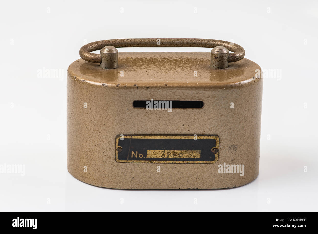 Vintage salvadanaio in metallo isolato su sfondo bianco Foto Stock