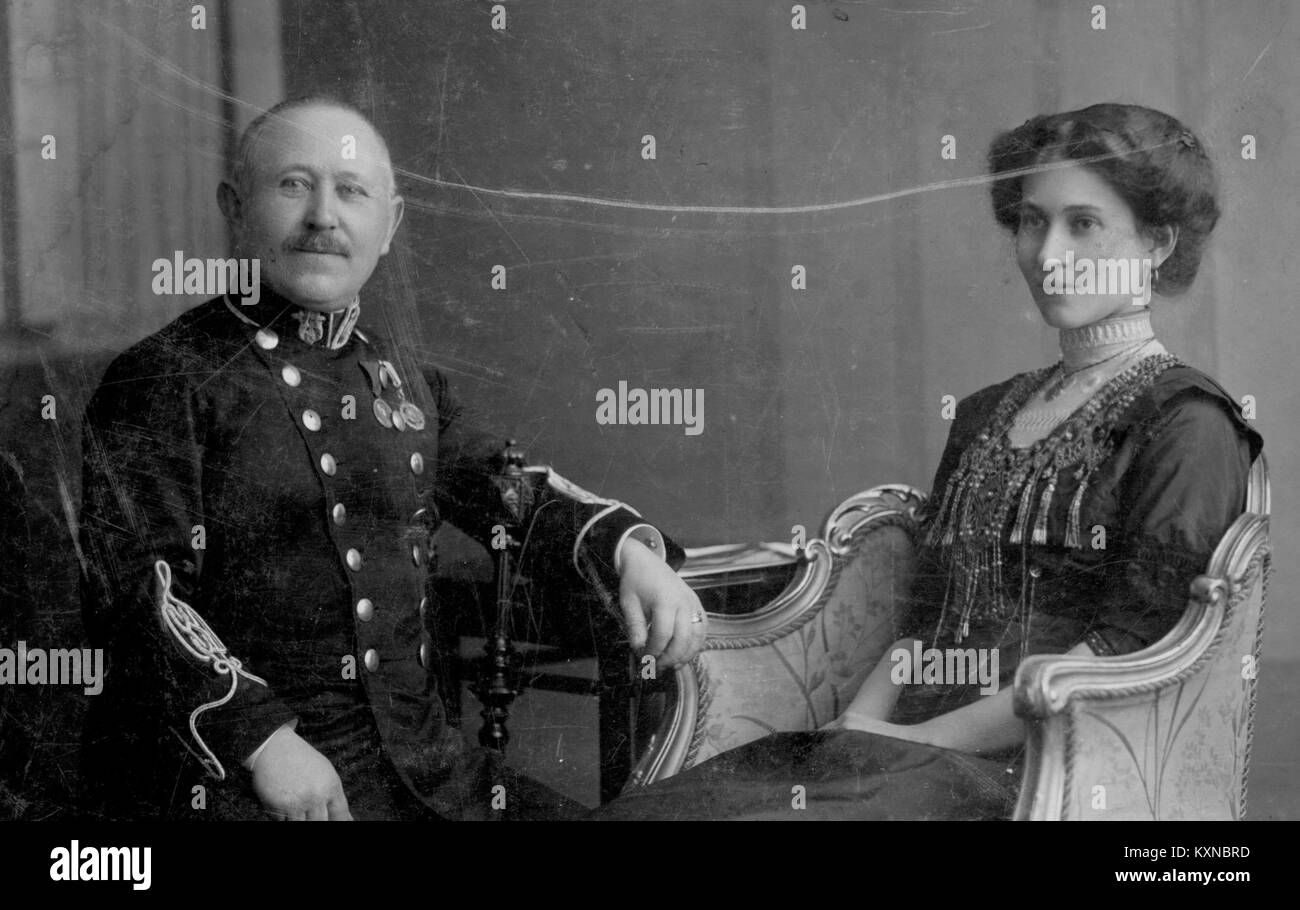 Un ritratto in bianco e nero del 1900 raffigurante Borsay Samu, un insegnante di musica al Reformed Bethlen College di Nagyenyed, in Ungheria, e sua moglie. Samu, anche lui musicista militare, viene mostrato in uniforme con una medaglia. Foto Stock