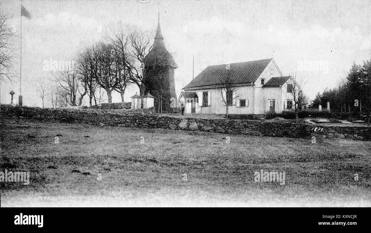 Fotografia di Brämhults kyrka, una chiesa medievale in legno situata a Brämhult, Svezia. La chiesa si trova in un ambiente naturale, circondato da un cimitero. L'immagine cattura l'esterno dell'edificio. Foto Stock