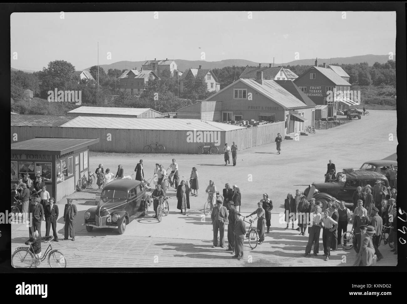 Fotografia di Brønnøysund, Norvegia, che mostra la città costiera, il porto, gli edifici, e il paesaggio circostante. Foto Stock