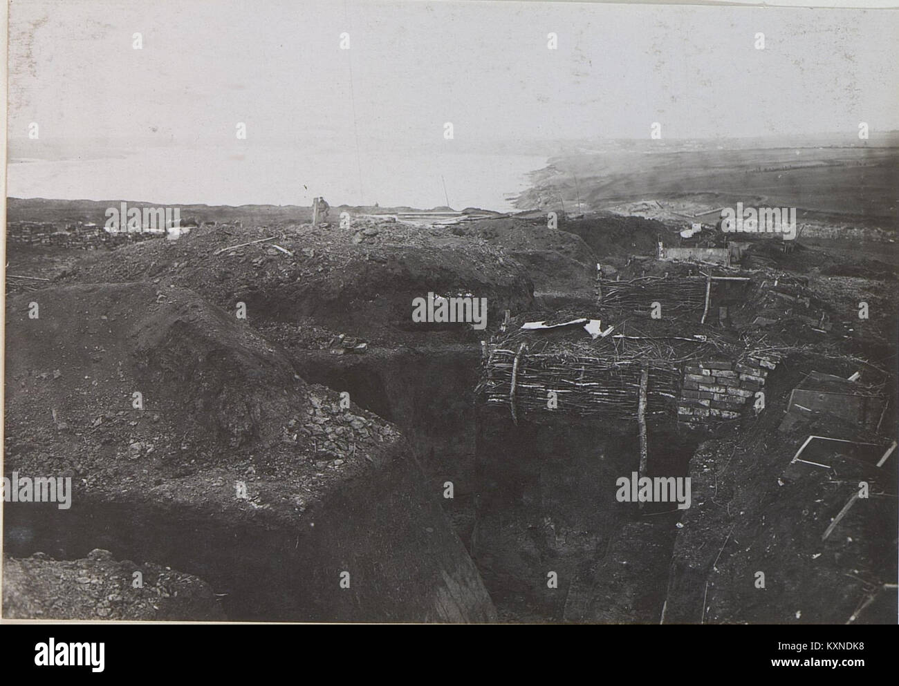 Questa immagine mostra l'ala sinistra di una testa di ponte a Siemikowce, vista da Bohatkowce-Iszczkow, catturando la struttura storica e il paesaggio regionale. Foto Stock