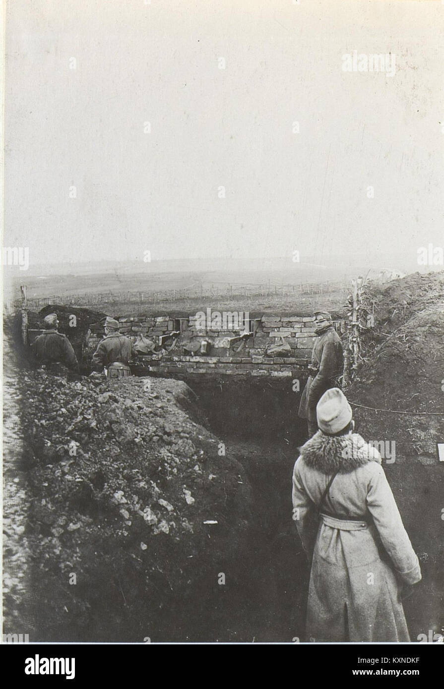 Questa immagine mostra una posizione difensiva durante un conflitto militare, con truppe nella regione di Siemikowce sotto attacco da bombardamenti aerei, catturando tattiche di guerra in azione. Foto Stock