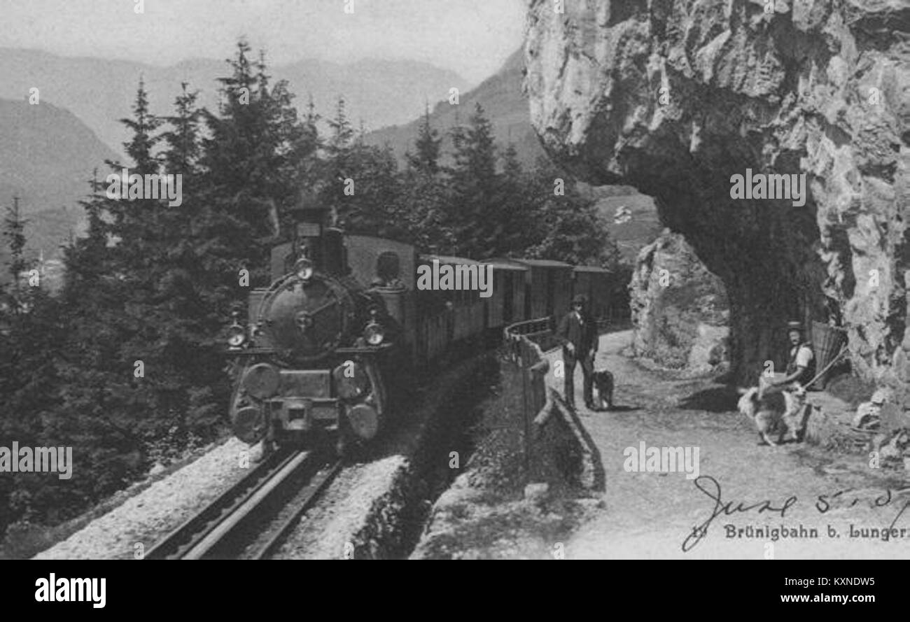 La Brünigbahn HG 3-3 è una locomotiva svizzera a scartamento ridotto utilizzata per il trasporto di passeggeri e merci, esemplificando l'ingegneria ferroviaria svizzera. Foto Stock