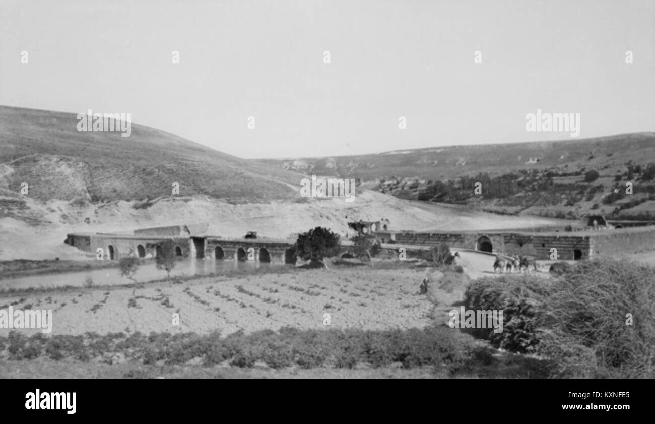 Una fotografia di un ponte a er Rastan, Siria, che documenta la struttura e l'ambiente circostante, mettendo in evidenza le infrastrutture regionali. Foto Stock