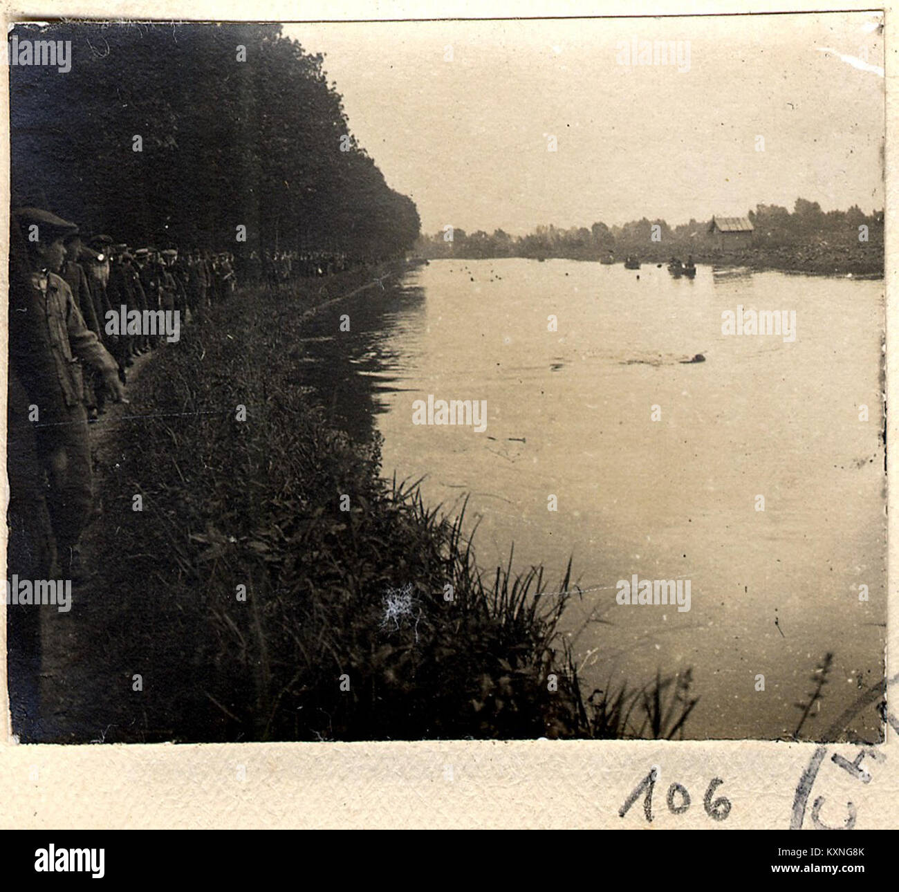 Questa fotografia cattura una gara di nuoto tra Camon e Amiens l'11 luglio 1915. L'evento, parte della collezione Berthel, è un riflesso della cultura sportiva francese dei primi anni del XX secolo. Foto Stock