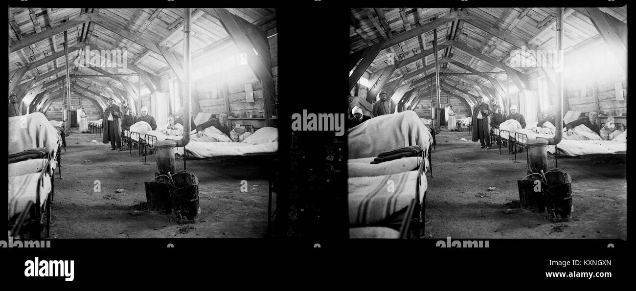 Fotografia della prima guerra mondiale raffigurante soldati feriti che ricevono cure in un ospedale di evacuazione a Cuperly, Marne, Francia. Catturata nel 1916 da Raoul Berthelé, l'immagine fa parte di una collezione che documenta le cure mediche in tempo di guerra. La lastra di vetro stereoscopica misura 4,5 x 10,7 cm. Foto Stock