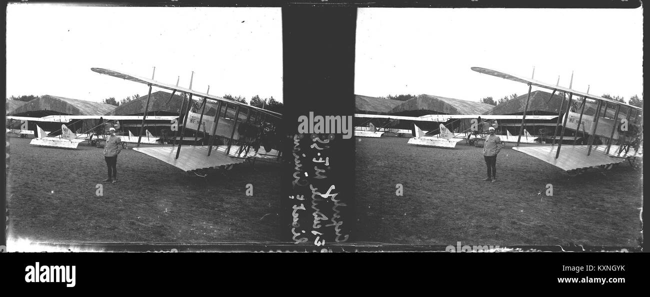 Questo è un documento militare storico che descrive il coinvolgimento del tenente Simian nell'Escadrille ME 55 francese. Offre informazioni sull'aviazione e sulle strategie militari della prima guerra mondiale. Foto Stock