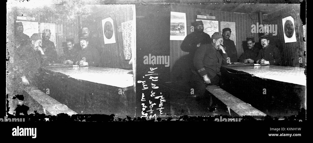 Una fotografia storica di una cucina militare (popopote) a Cuperly, in Francia, durante il 1915-1916, che mostra le disposizioni di cucina e le provviste dei soldati durante la prima guerra mondiale Foto Stock