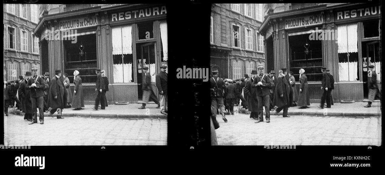 Il bombardamento di Amiens del 16 aprile 1915 distrusse gli edifici lungo Rue St Leu, illustrando l'impatto degli attacchi aerei durante la prima guerra mondiale Foto Stock