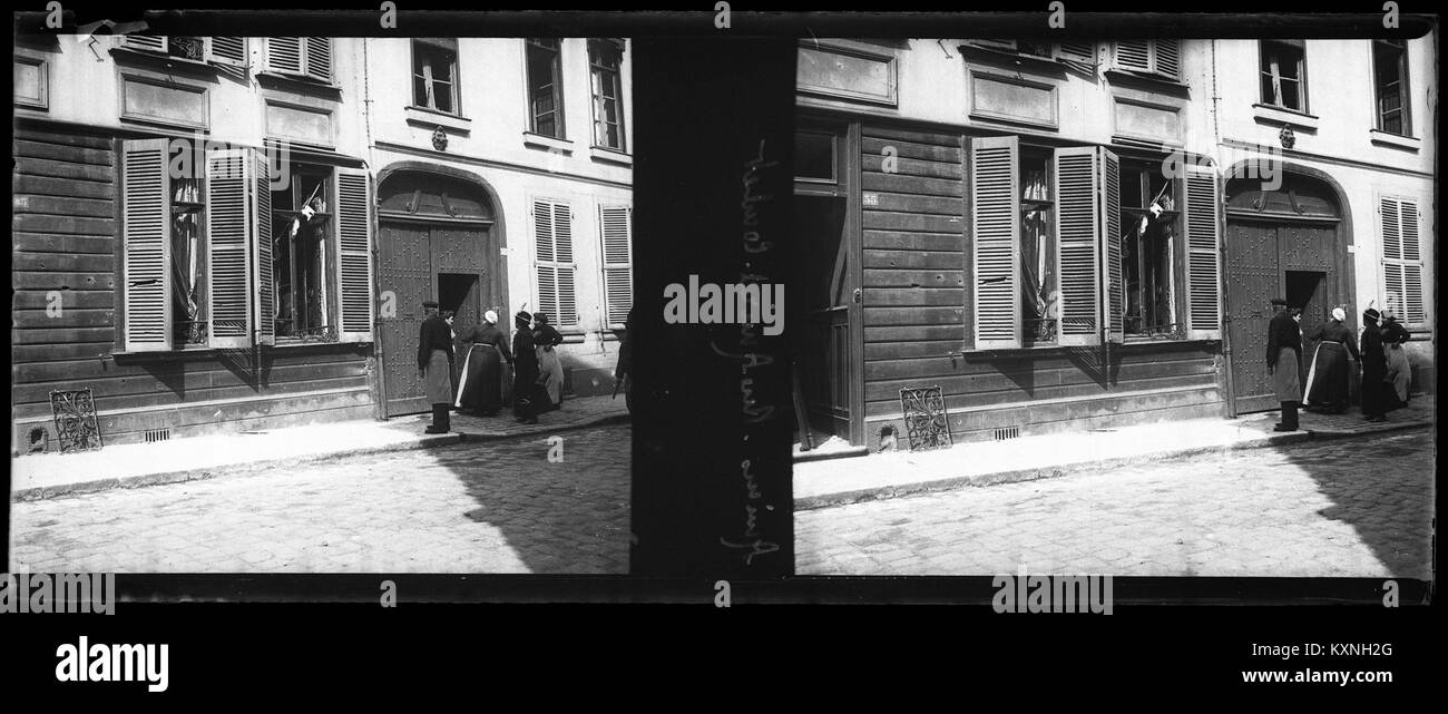 Il bombardamento di Amiens del 16 aprile 1915, durante la prima guerra mondiale, causò notevoli distruzioni lungo Rue Amiral Combet, illustrando l'impatto degli attacchi aerei sulle aree urbane. Foto Stock