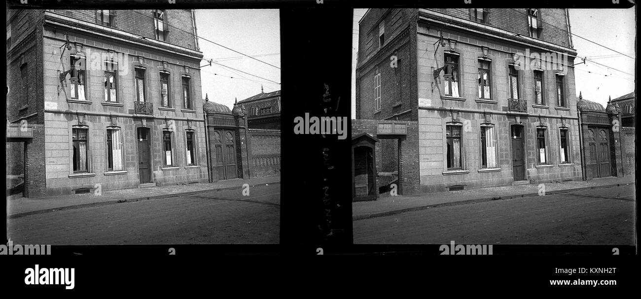 Il 16 aprile 1915, il bombardamento di Amiens danneggiò Rue Saint Jean, illustrando la distruzione urbana e l'impatto della prima guerra mondiale in Francia. Foto Stock