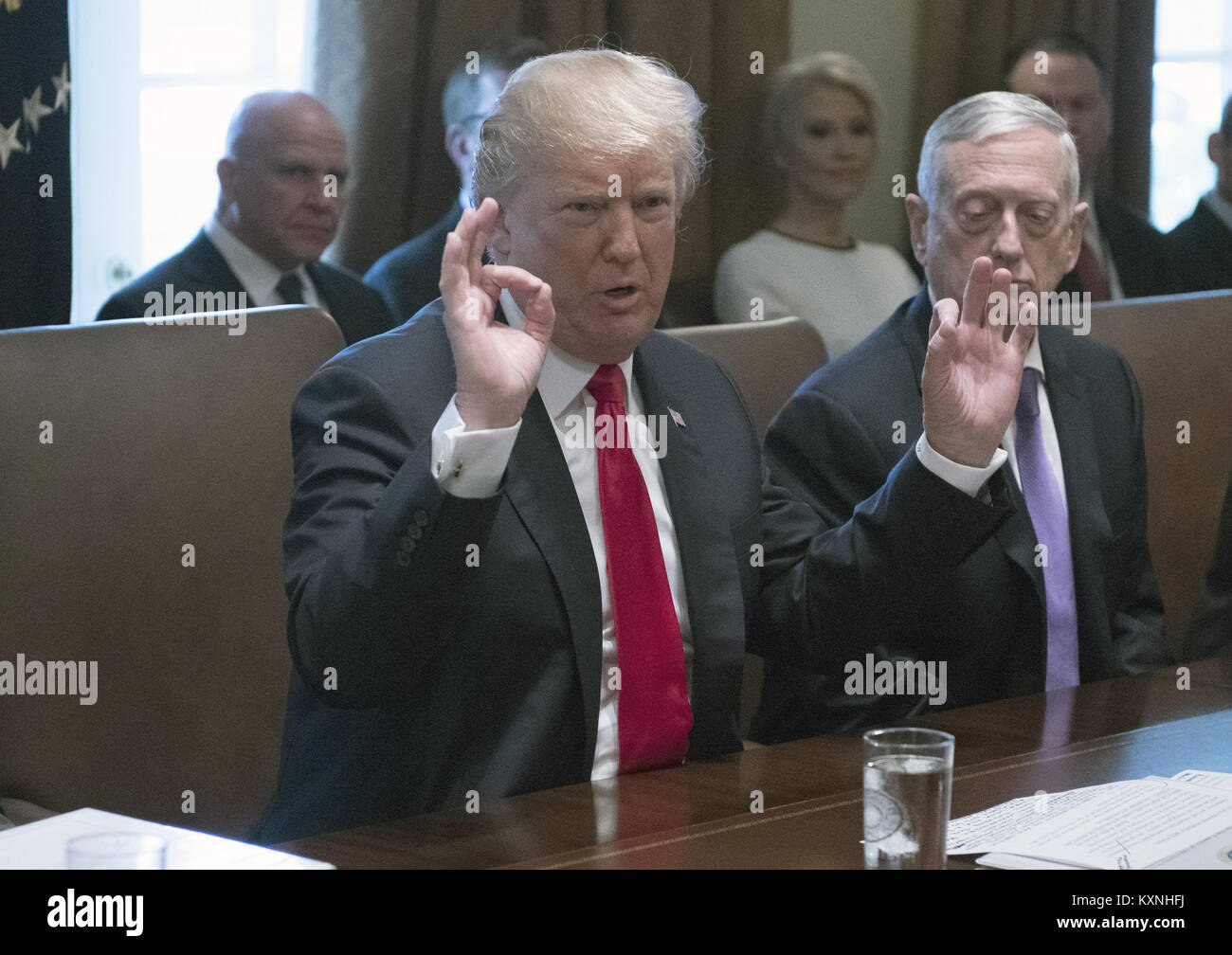 Washington, Distretto di Columbia, Stati Uniti d'America. Decimo gen, 2018. Il Presidente degli Stati Uniti, Trump rende le osservazioni di apertura come egli tiene una riunione del gabinetto nel Cabinet Room della casa bianca a Washington DC su Mercoledì, 10 gennaio 2018. Guardando da destra è il Segretario alla difesa degli Stati Uniti Jim Mattis Credito: Ron Sachs/CNP/ZUMA filo/Alamy Live News Foto Stock