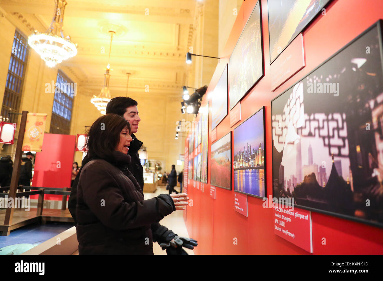 New York, Stati Uniti d'America. Decimo gen, 2018. Visitatori visualizza le foto durante il "Amazing Shanghai' mostra fotografica al Grand Central Terminal, New York, Stati Uniti a gennaio 10, 2018. Il 'Shanghai aroma " patrimonio culturale immateriale fair E 'incredibile Shanghai' mostra fotografica ha avuto luogo presso la Grand Central Station mercoledì, come parte del 'Felice Anno Nuovo Cinese - Shanghai settimana" tenutasi a New York City dal martedì al venerdì. Credito: Wang Ying/Xinhua/Alamy Live News Foto Stock