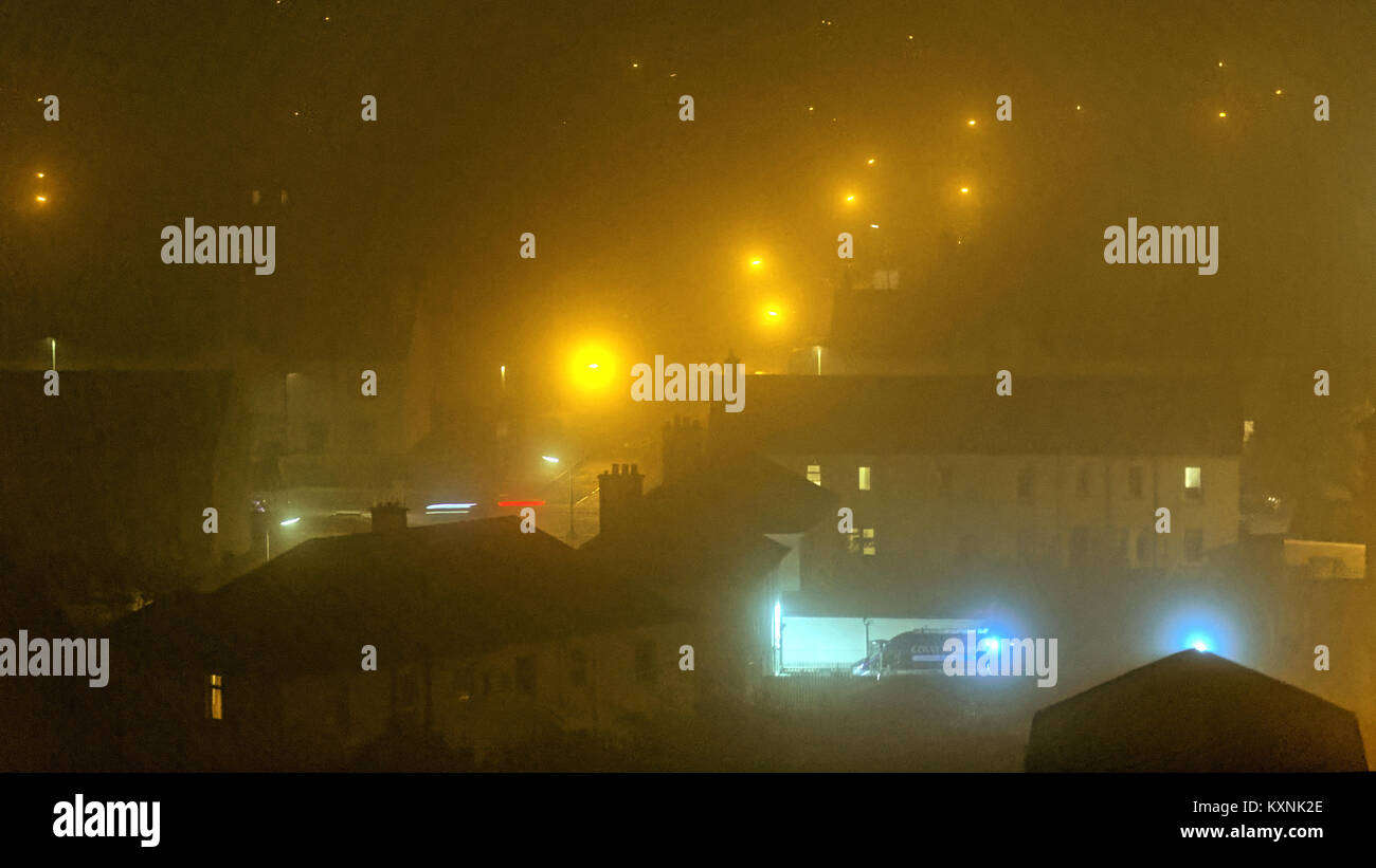 Glasgow, Scotland, Regno Unito 11 Gennaio.UK Meteo: La città si blocca durante la notte e un profondo la zuppa di piselli nebbia ricopre la città con solo i lampioni che brilla attraverso il credito: gerard ferry/Alamy Live News Foto Stock