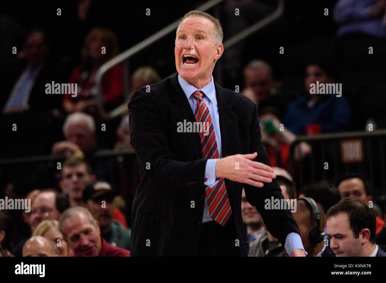 Gennaio 09, 2018: San Giovanni di Red Storm head coach Chris Mullin reagisce durante il gioco tra il Georgetown Hoyas e San Giovanni di Red Storm al Madison Square Garden di New York, New York. Credito: Kostas Lymperopoulos/CSM Foto Stock