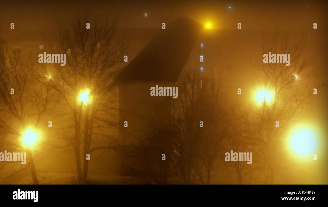 Glasgow, Scotland, Regno Unito 11 Gennaio.UK Meteo: La città si blocca durante la notte e un profondo la zuppa di piselli nebbia ricopre la città con solo i lampioni che brilla attraverso il credito: gerard ferry/Alamy Live News Foto Stock