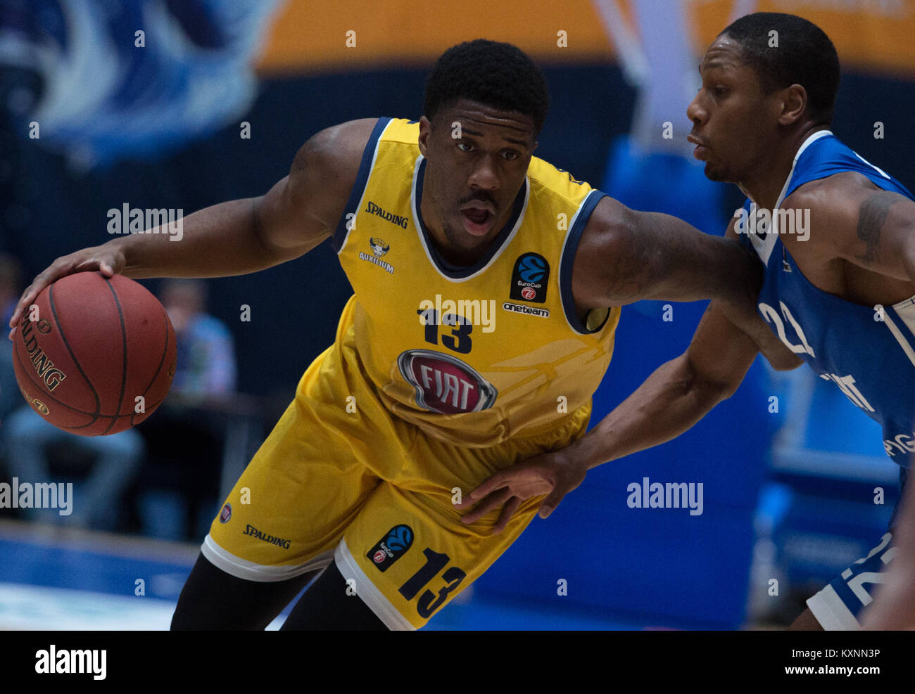 San Pietroburgo, Russia. Decimo gen, 2018. Lamar Patterson del Fiat Torino (L) e Demonte Harper di Zenit San Pietroburgo si contendono la palla durante il turno EuroCup 2 Top 16 basket match tra Zenit San Pietroburgo e Fiat Torino al Yubileyny Sports Palace. Credito: Igor Russak/SOPA/ZUMA filo/Alamy Live News Foto Stock