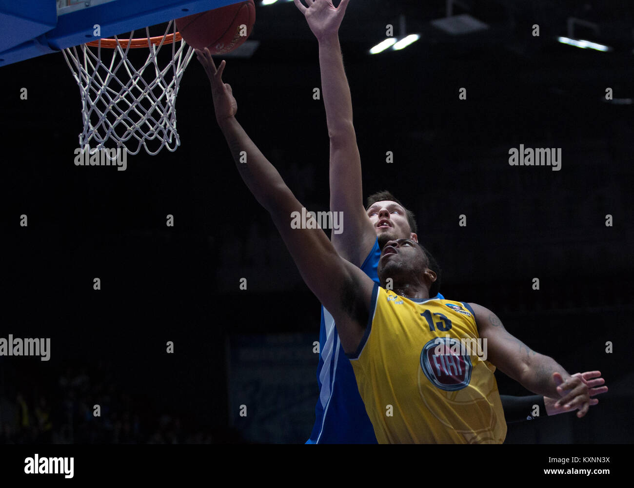 San Pietroburgo, Russia. Decimo gen, 2018. Lamar Patterson del Fiat Torino (L) e Evgeny Valiev di Zenit San Pietroburgo si contendono la palla durante il turno EuroCup 2 Top 16 basket match tra Zenit San Pietroburgo e Fiat Torino al Yubileyny Sports Palace. Credito: Igor Russak/SOPA/ZUMA filo/Alamy Live News Foto Stock
