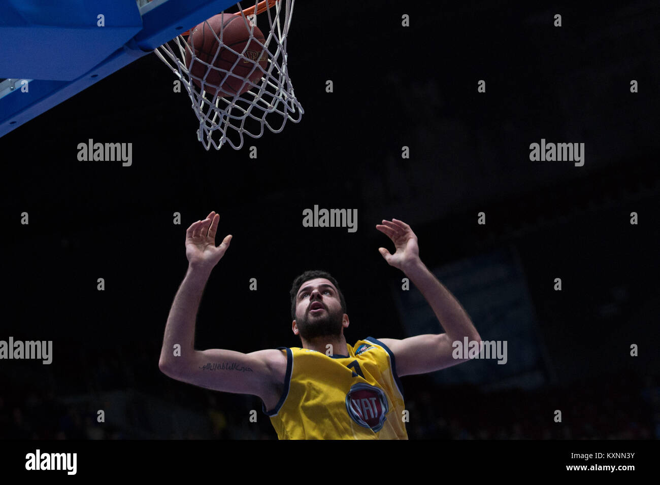 San Pietroburgo, Russia. Decimo gen, 2018. Antonio Iannuzzi di Fiat Torino (L) appare sulla palla durante il turno EuroCup 2 Top 16 basket match tra Zenit San Pietroburgo e Fiat Torino al Yubileyny Sports Palace. Credito: Igor Russak/SOPA/ZUMA filo/Alamy Live News Foto Stock